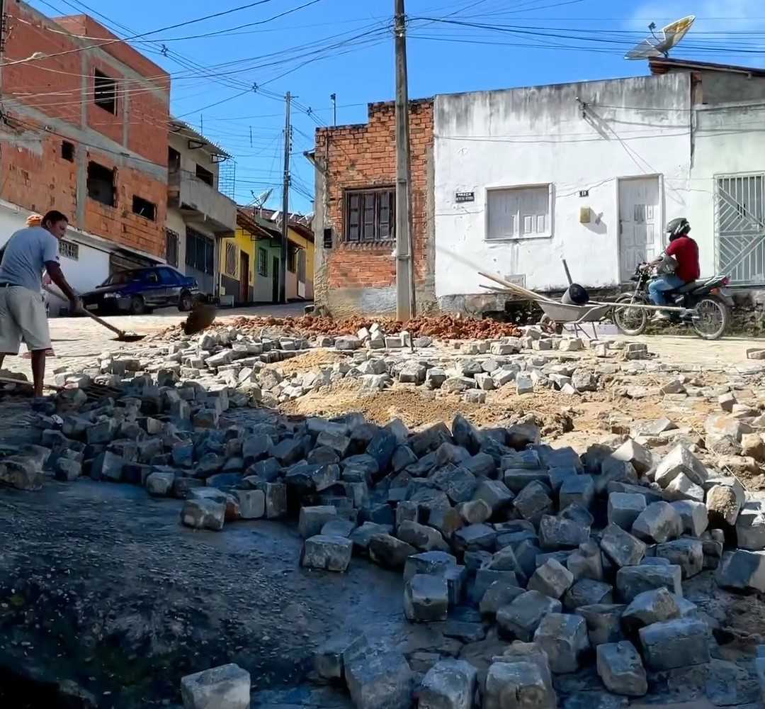 Camacã: A Prefeitura segue com recuperação de ruas e intensifica serviços de cascalhamento.

